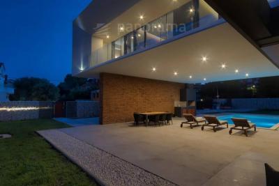AN ARCHITECTURAL BEUTY NEAR THE SEA 33