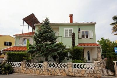Apartment house in Pješčana Uvala 250m from the beach