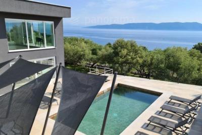Luxury villa with a beautiful view of the sea 3