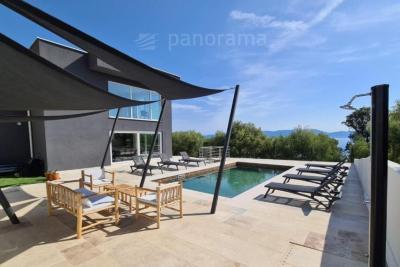 Luxury villa with a beautiful view of the sea 4