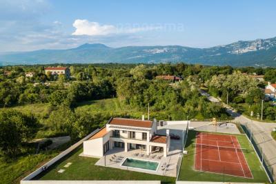 Modernes Haus mit Pool und Tennisplatz in ruhiger Lage